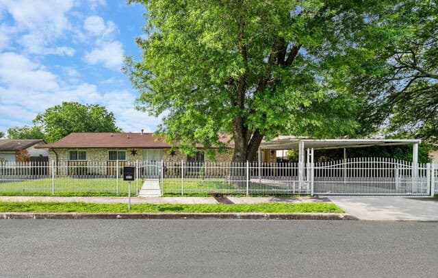 3-bedroom rental at 5826 Castle Brook Dr in San Antonio, TX — photo 1