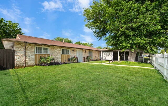 3-bedroom rental at 5826 Castle Brook Dr in San Antonio, TX — photo 3