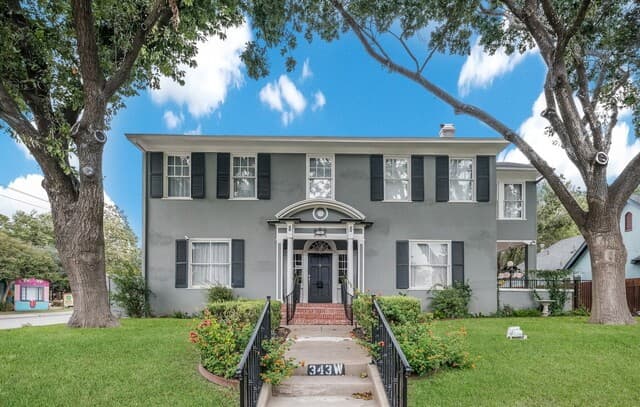 4-bedroom rental at 343 W Gramercy Pl in San Antonio, TX — photo 1