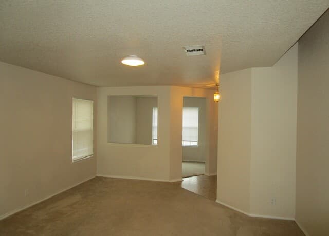 3-bedroom rental at 7916 CAVERN Hill in San Antonio, TX — photo 3