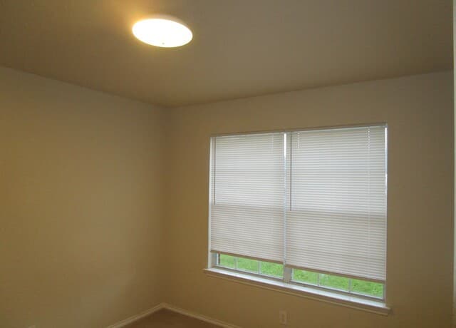 3-bedroom rental at 7916 CAVERN Hill in San Antonio, TX — photo 4