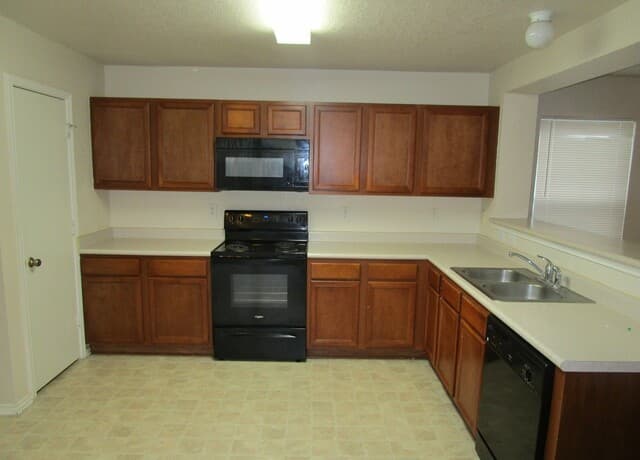 3-bedroom rental at 7916 CAVERN Hill in San Antonio, TX — photo 5