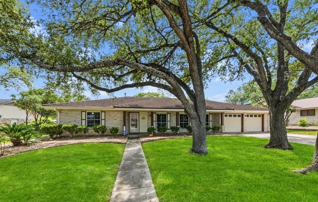 4-bedroom rental at 6022 Winding Ridge Dr in Windcrest, TX — photo 2