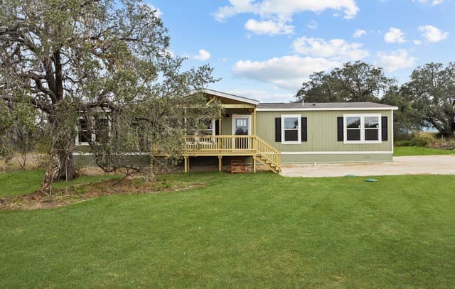 5-bedroom rental at 2711 Fm 1332 in Jourdanton, TX — photo 1