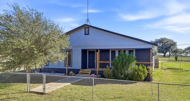 3-bedroom rental at 1037 County Road 7711 in Devine, TX — photo 1