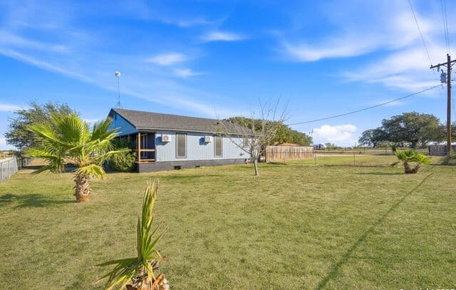 3-bedroom rental at 1037 County Road 7711 in Devine, TX — photo 2