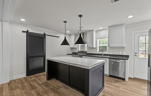 4-bedroom rental at 697 County Road 664 in Devine, TX — photo 5