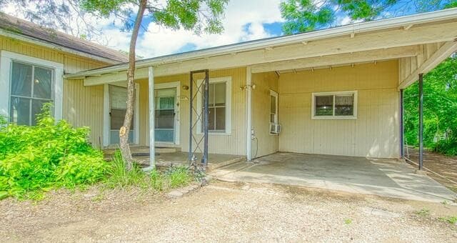2-bedroom rental at 1107 Trail St in Floresville, TX — photo 3
