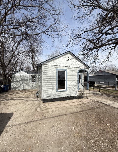 2-bedroom rental at 1351 W Theo in San Antonio, TX — photo 3