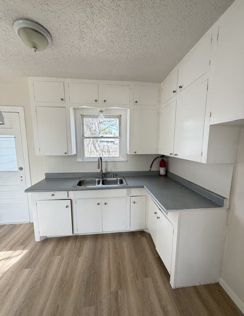 2-bedroom rental at 1351 W Theo in San Antonio, TX — photo 4