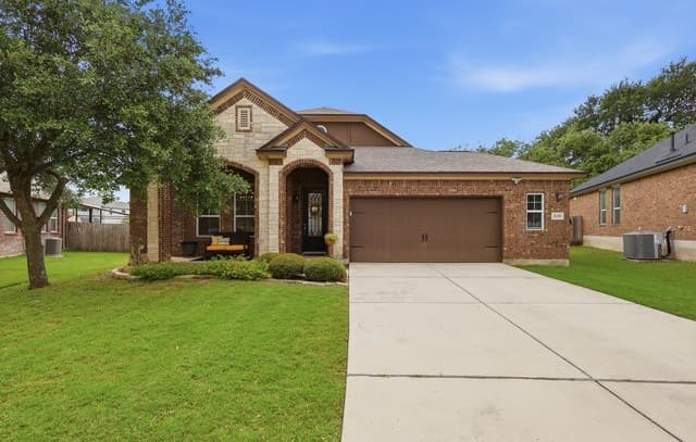 5-bedroom rental at 26203 Shady Acres in San Antonio, TX — photo 2