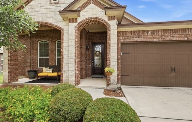 5-bedroom rental at 26203 Shady Acres in San Antonio, TX — photo 3