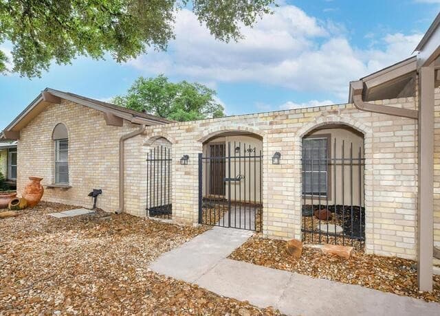 3-bedroom rental at 6907 Sunlight in Leon Valley, TX — photo 2