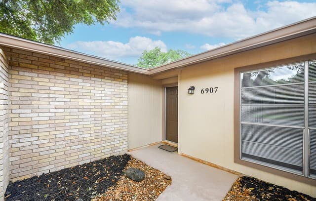 3-bedroom rental at 6907 Sunlight in Leon Valley, TX — photo 3