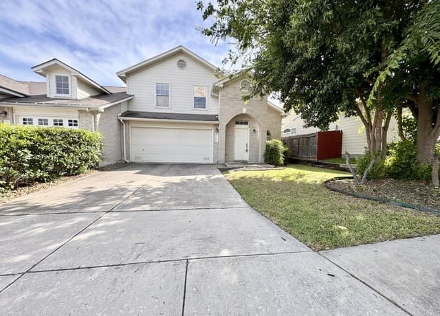 3-bedroom rental at 7707 Wexford Holw Unit 7707 in San Antonio, TX — photo 2