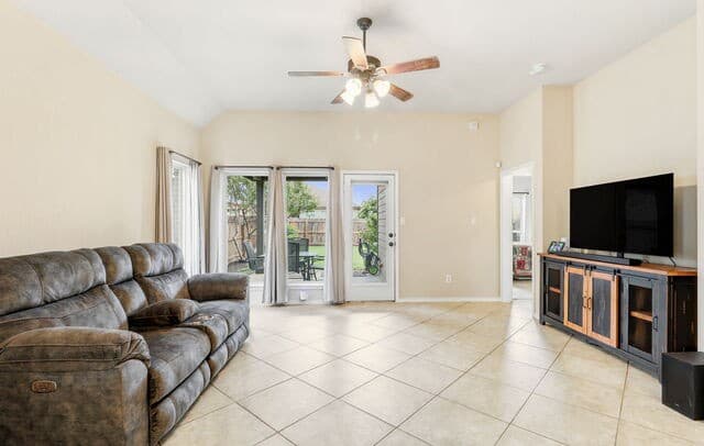 3-bedroom rental at 12019 Cathedral Peak in San Antonio, TX — photo 5