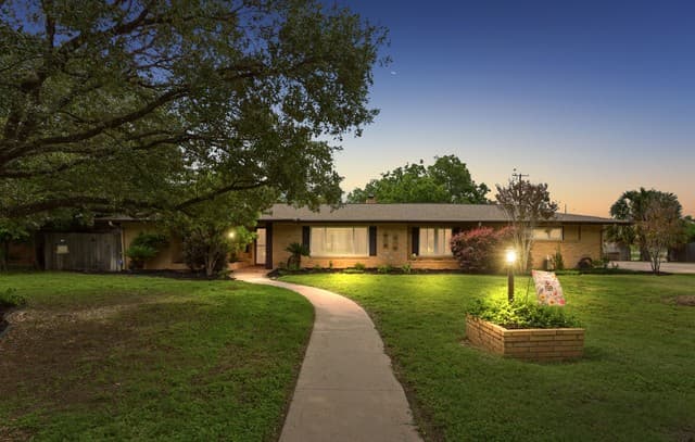 4-bedroom rental at 100 Glentower Dr in Castle Hills, TX — photo 2