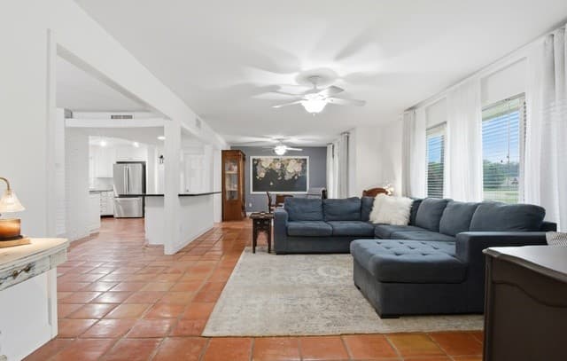 4-bedroom rental at 100 Glentower Dr in Castle Hills, TX — photo 5