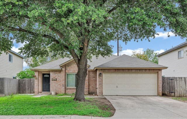 3-bedroom rental at 7927 Hilltop Crst in San Antonio, TX — photo 1