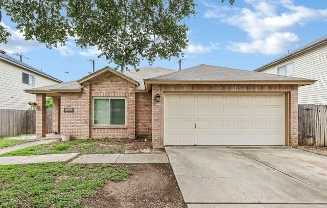 3-bedroom rental at 7927 Hilltop Crst in San Antonio, TX — photo 2