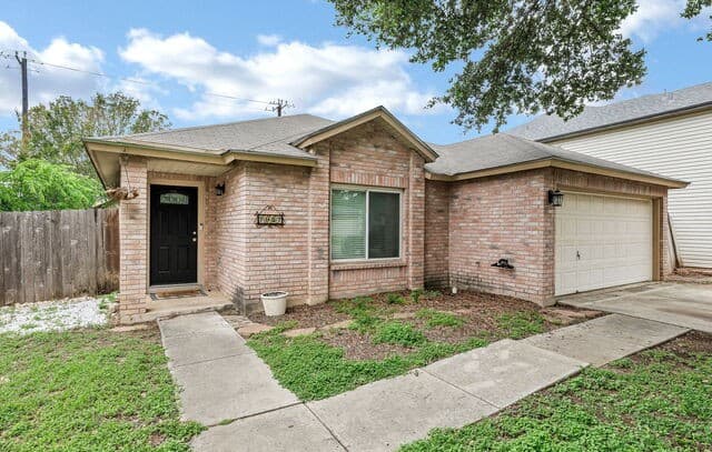 3-bedroom rental at 7927 Hilltop Crst in San Antonio, TX — photo 3