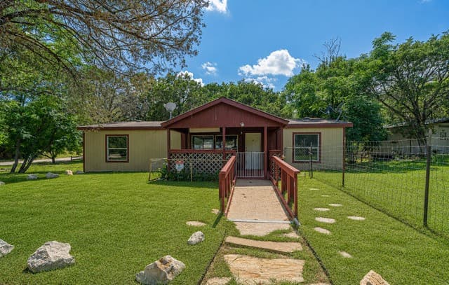 3-bedroom rental at 756 Northeast Dr in Bandera, TX — photo 2