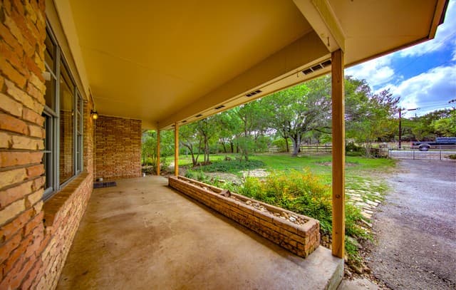 3-bedroom rental at 105 Walnut Grove Rd in Boerne, TX — photo 2