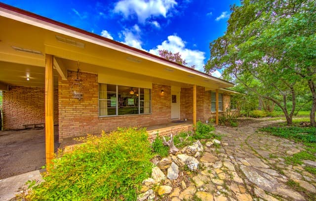 3-bedroom rental at 105 Walnut Grove Rd in Boerne, TX — photo 3