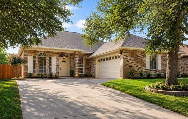 4-bedroom rental at 4903 Lakebend East Dr in San Antonio, TX — photo 2