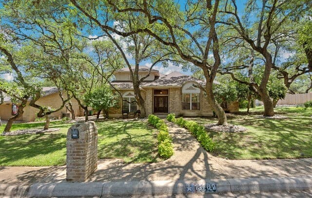 3-bedroom rental at 13102 N Hunters Cir in San Antonio, TX — photo 2