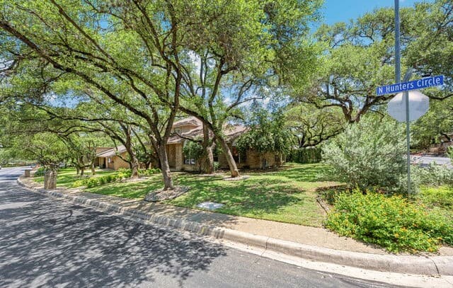 3-bedroom rental at 13102 N Hunters Cir in San Antonio, TX — photo 5