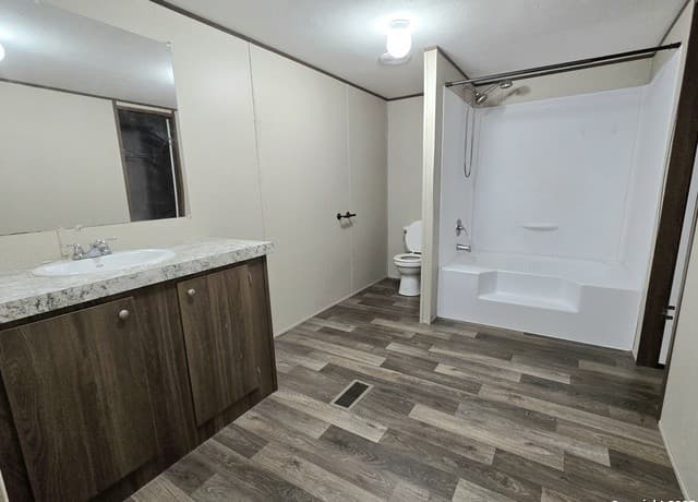 4-bedroom rental at 166 County Road 324 in Adkins, TX — photo 4