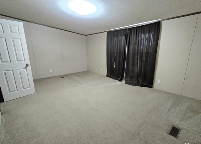 4-bedroom rental at 166 County Road 324 in Adkins, TX — photo 5