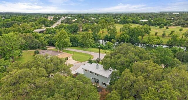 2-bedroom rental at 701 River Rd in Blanco, TX — photo 5