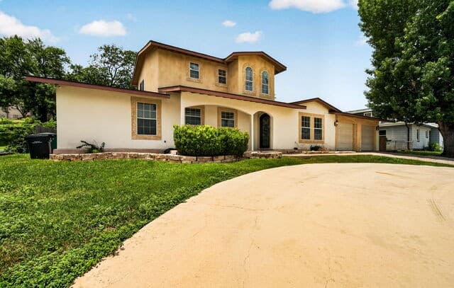 4-bedroom rental at 515 W Crestline Dr in San Antonio, TX — photo 1