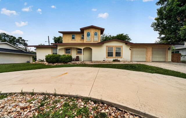 4-bedroom rental at 515 W Crestline Dr in San Antonio, TX — photo 2