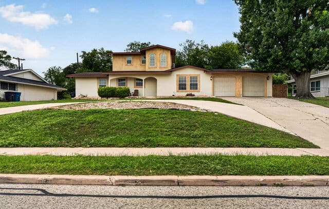 4-bedroom rental at 515 W Crestline Dr in San Antonio, TX — photo 3