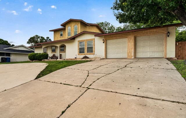 4-bedroom rental at 515 W Crestline Dr in San Antonio, TX — photo 4