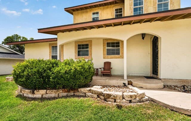 4-bedroom rental at 515 W Crestline Dr in San Antonio, TX — photo 5