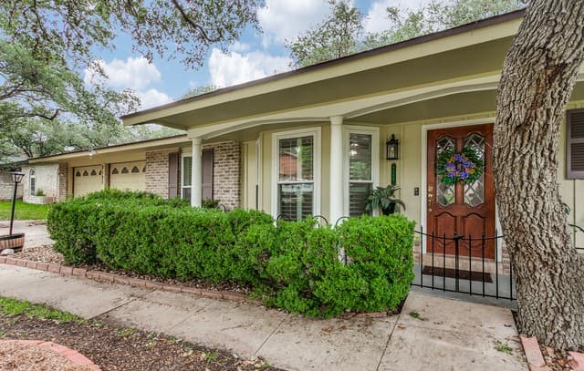 3-bedroom rental at 2127 Oak Wild St in San Antonio, TX — photo 3