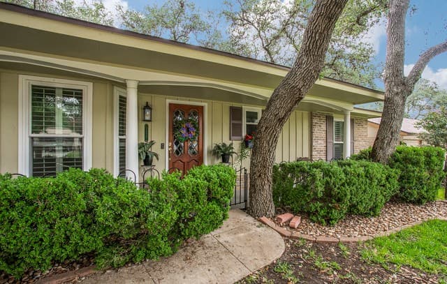 3-bedroom rental at 2127 Oak Wild St in San Antonio, TX — photo 4