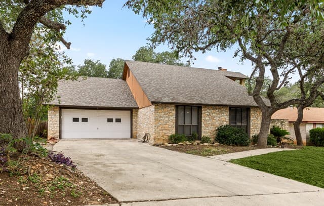 4-bedroom rental at 8327 Shallow Creek in San Antonio, TX — photo 2