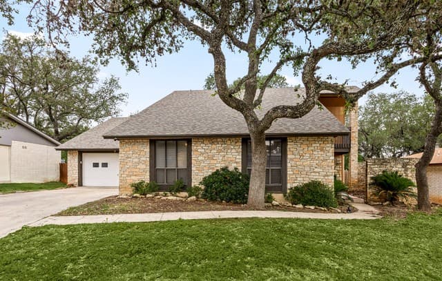 4-bedroom rental at 8327 Shallow Creek in San Antonio, TX — photo 3