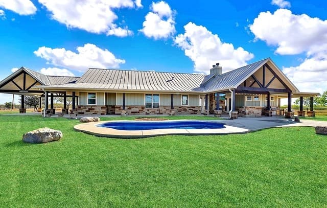 4-bedroom rental at 3498 County Road 215 in Falls City, TX — photo 1