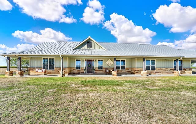 4-bedroom rental at 3498 County Road 215 in Falls City, TX — photo 2