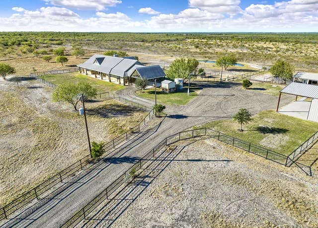4-bedroom rental at 3498 County Road 215 in Falls City, TX — photo 3