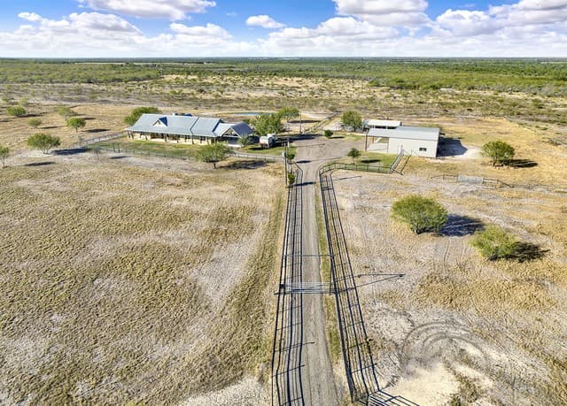 4-bedroom rental at 3498 County Road 215 in Falls City, TX — photo 4