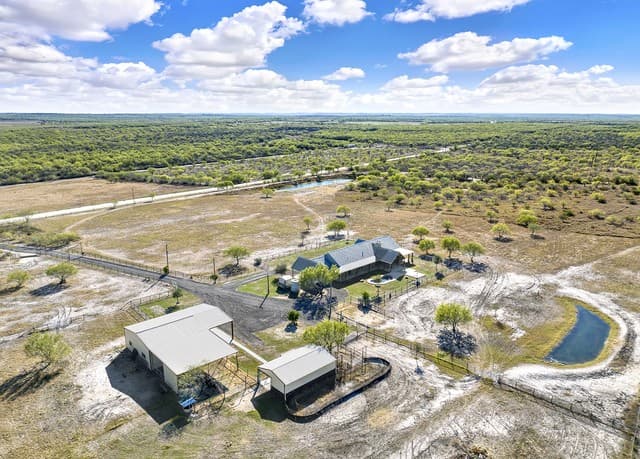 4-bedroom rental at 3498 County Road 215 in Falls City, TX — photo 5
