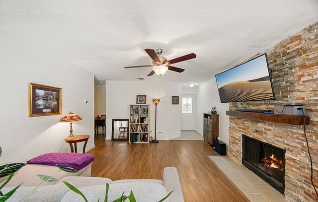 3-bedroom rental at 9446 Valley Rdg in San Antonio, TX — photo 5