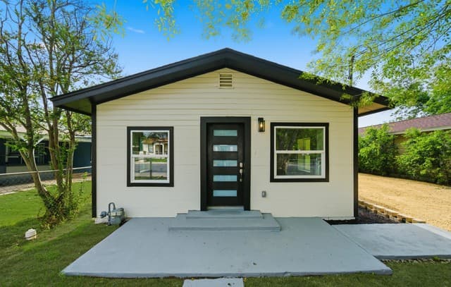 3-bedroom rental at 1604 Calle Valencia in San Antonio, TX — photo 1